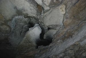 Negro de fumo em tecto de meandro desembocando na galeria principal, Mammoth Cave @ JACrispim-CeGUL-SPE, 2009