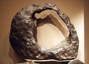 Meteorito de Tucson, com ablação da parte central, no Smithsonian Museum, em Washington DC @ Pilar Vicente - SPE, 2009