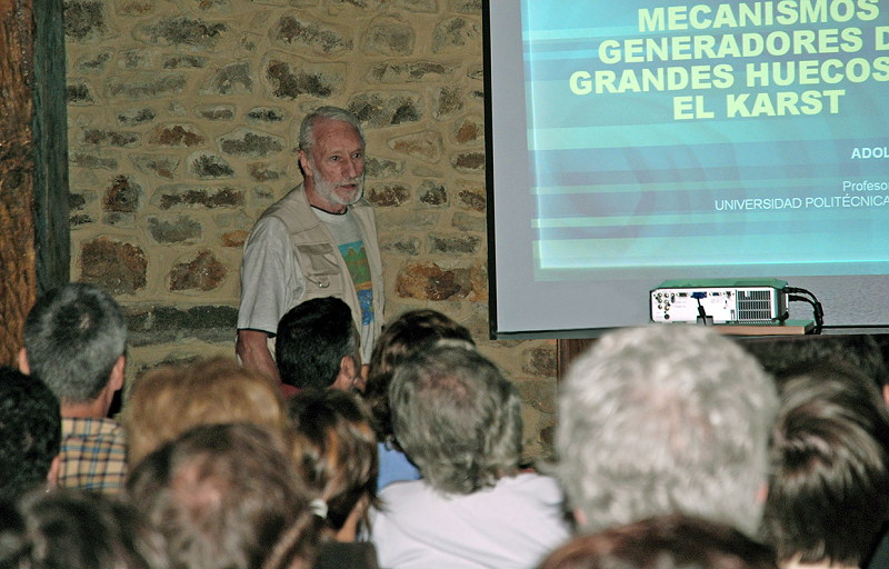 Adolfo Eraso Romero numa palestra nas XVII Jornadas Científicas da SEDECK. Foto J.A.Crispim, 2006.